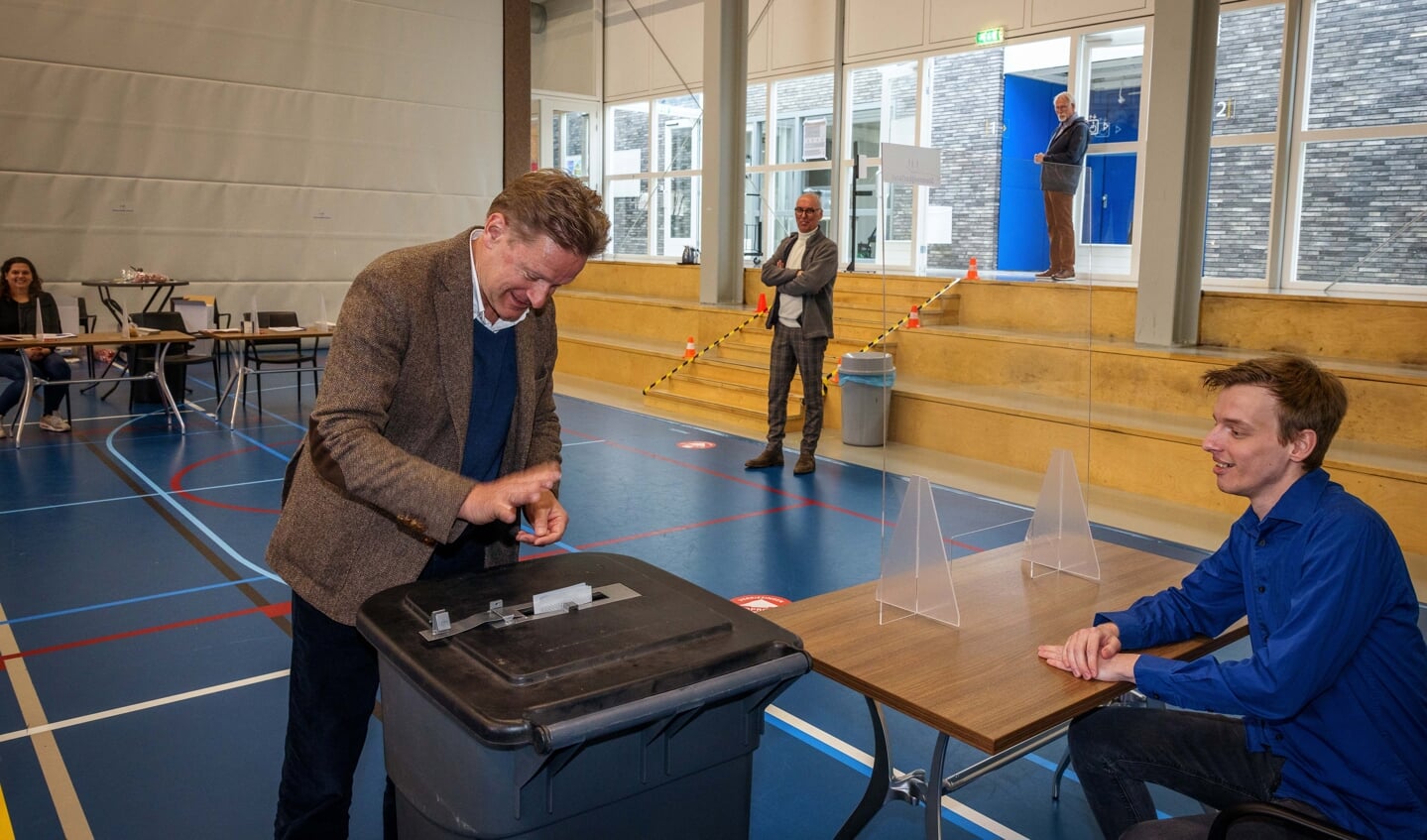 Steenwijk burgemeester Rob Bats brengt zijn stem uit in het stembureau Waterwyck bij Daniël Elschot 