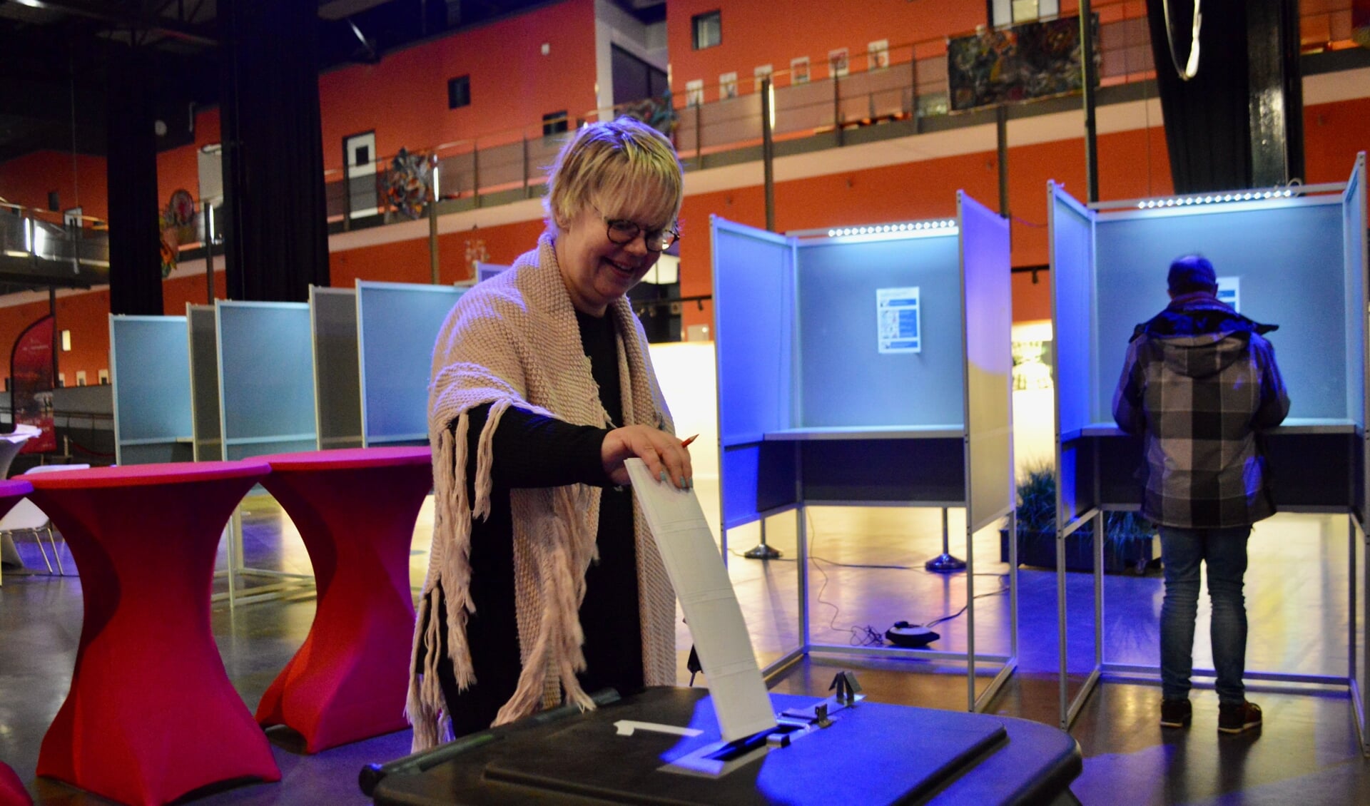 Een kiezer brengt haar stem uit in Dronten.