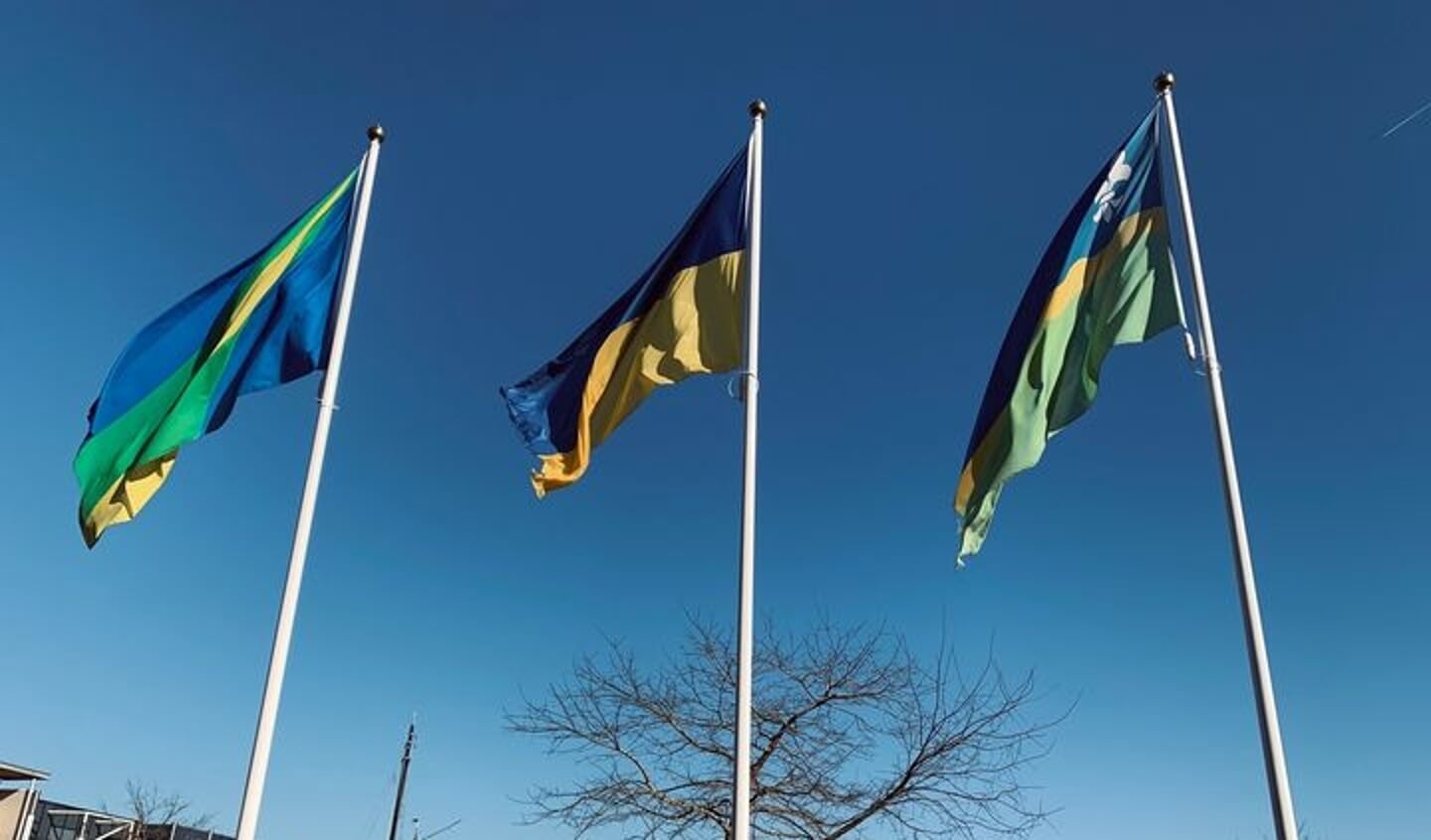 Oekraïense vlag gehesen bij gemeentehuis als symbolische actie als steunbetuiging