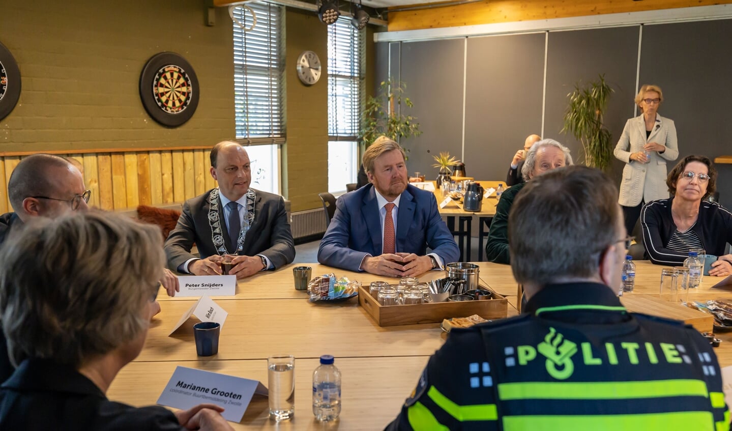 Koning Willem-Alexander spreekt in Zwolle met betrokkenen en organisaties over 25 jaar ervaring met buurtbemiddeling.