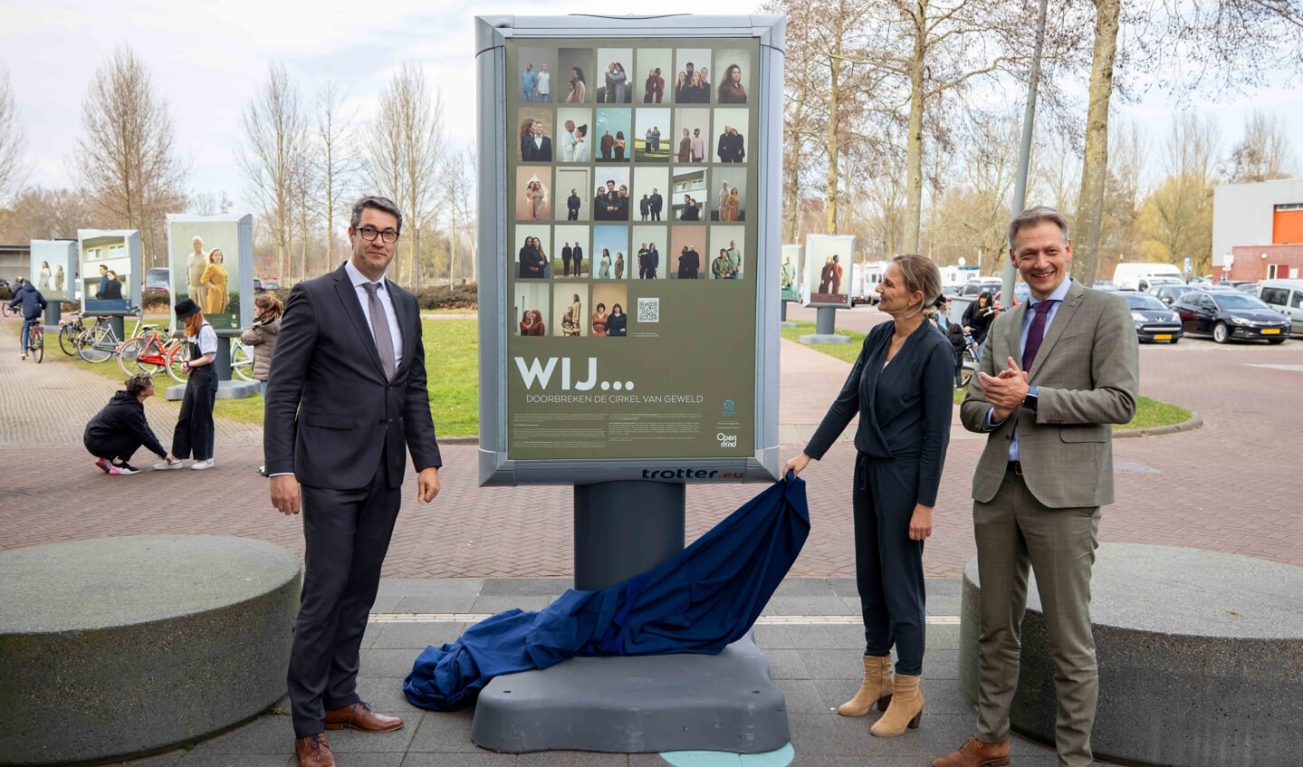 Wethouder van der Sluis opende op 16 maart een expositie tegen huiselijk geweld. 