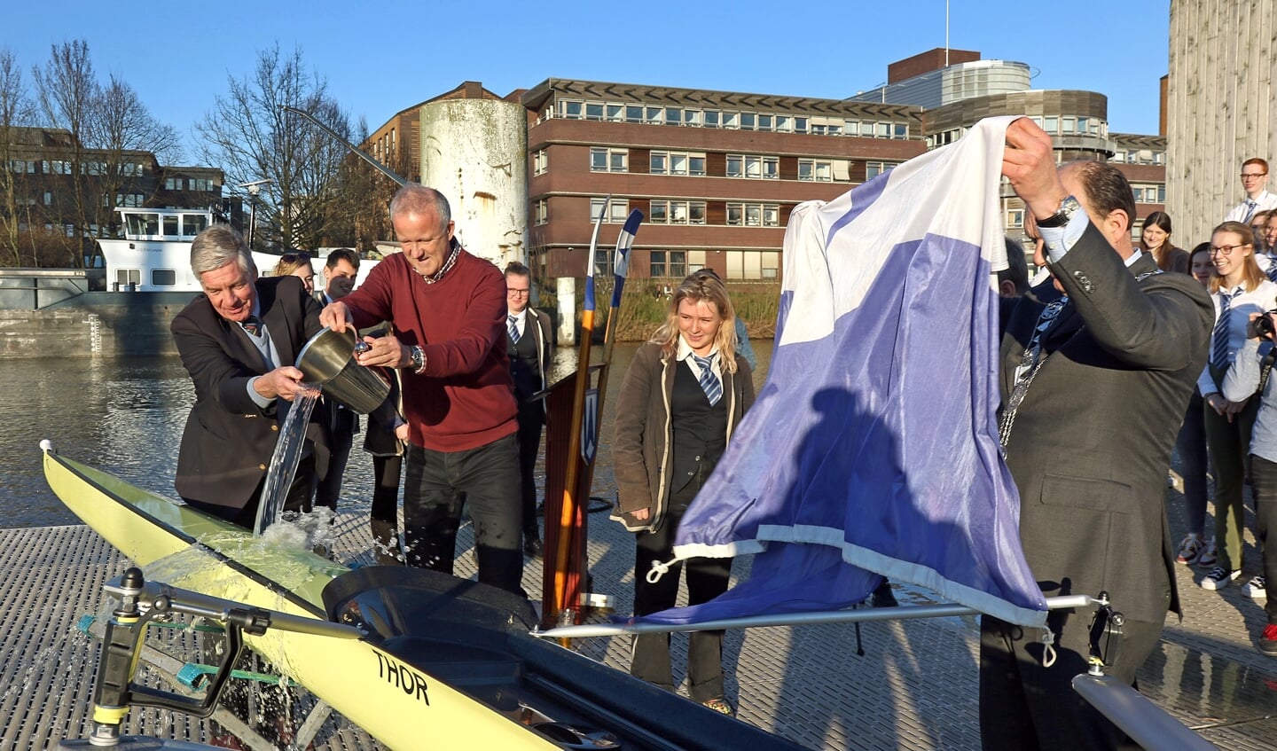 Jan Dirkzwager en Nico Rienks dopen de Thor. Burgemeester Snijders (rechts) onthult de boot. (Foto: Hans Smit)