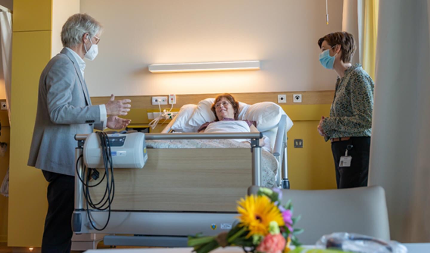 Rob Dillmann en Mariska de Groot verwelkomen mevrouw Westra als eerste patiënt van het nieuwe ziekenhuis
