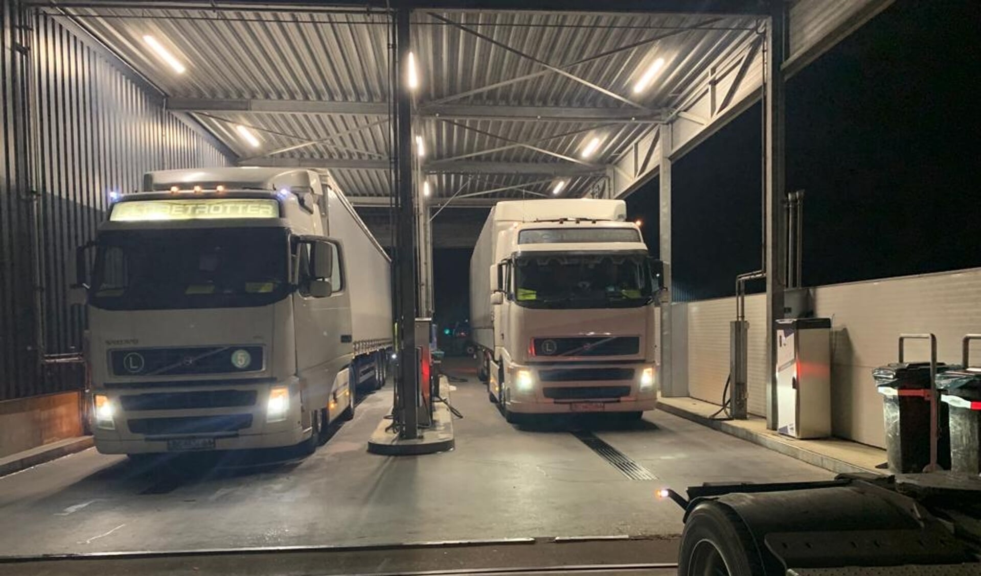 De vrachtwagens zijn in Genemuiden voor vertrek volgetankt.
