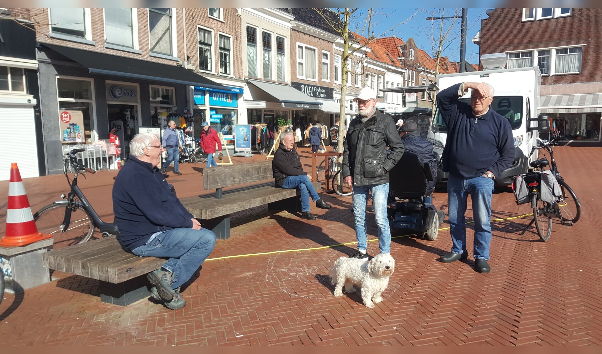 Kiezers op De Markt in Steenwijk