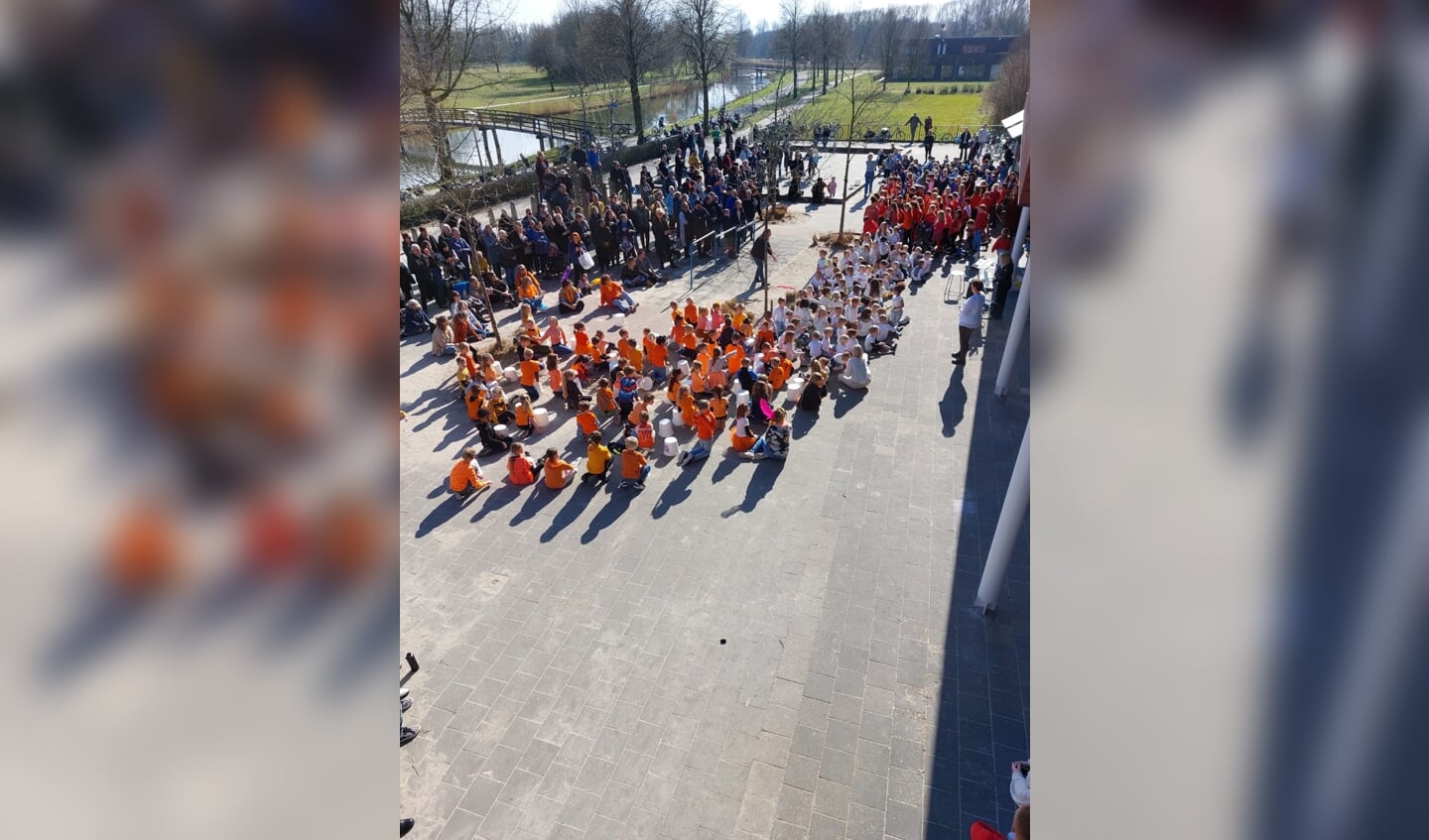 Kinderen met een blauw shirt zongen een lied over Zuid-Amerika