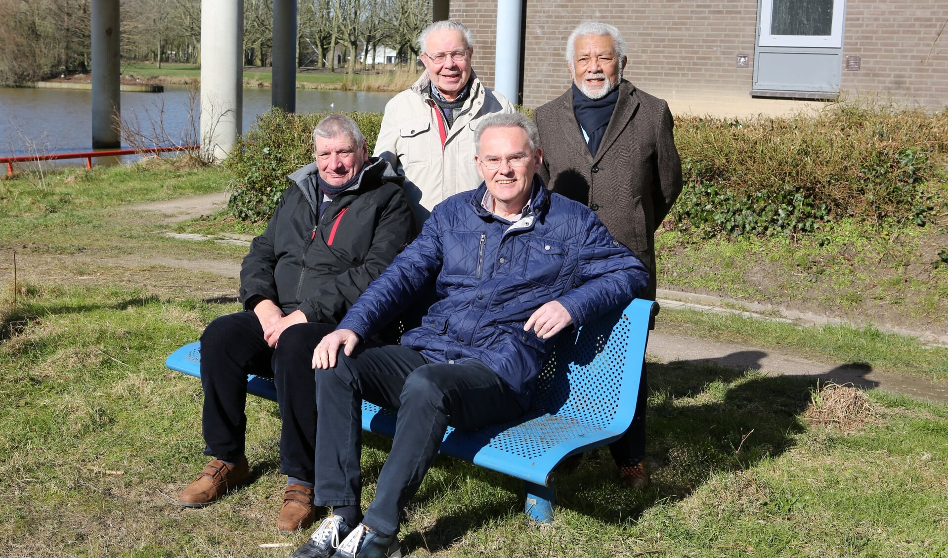 V.l.n.r. secretaris Siem Smook, penningmeester Henk van de Randeraat, Henk van de Pol en voorzitter Jitro Ubro.