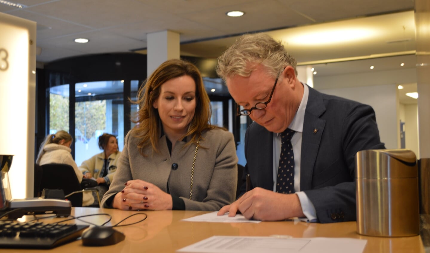 Onder het toeziend oog van zijn echtgenote schreef burgemeester Jean Paul Gebben zich in 2019 in als inwoner van de gemeente Dronten.