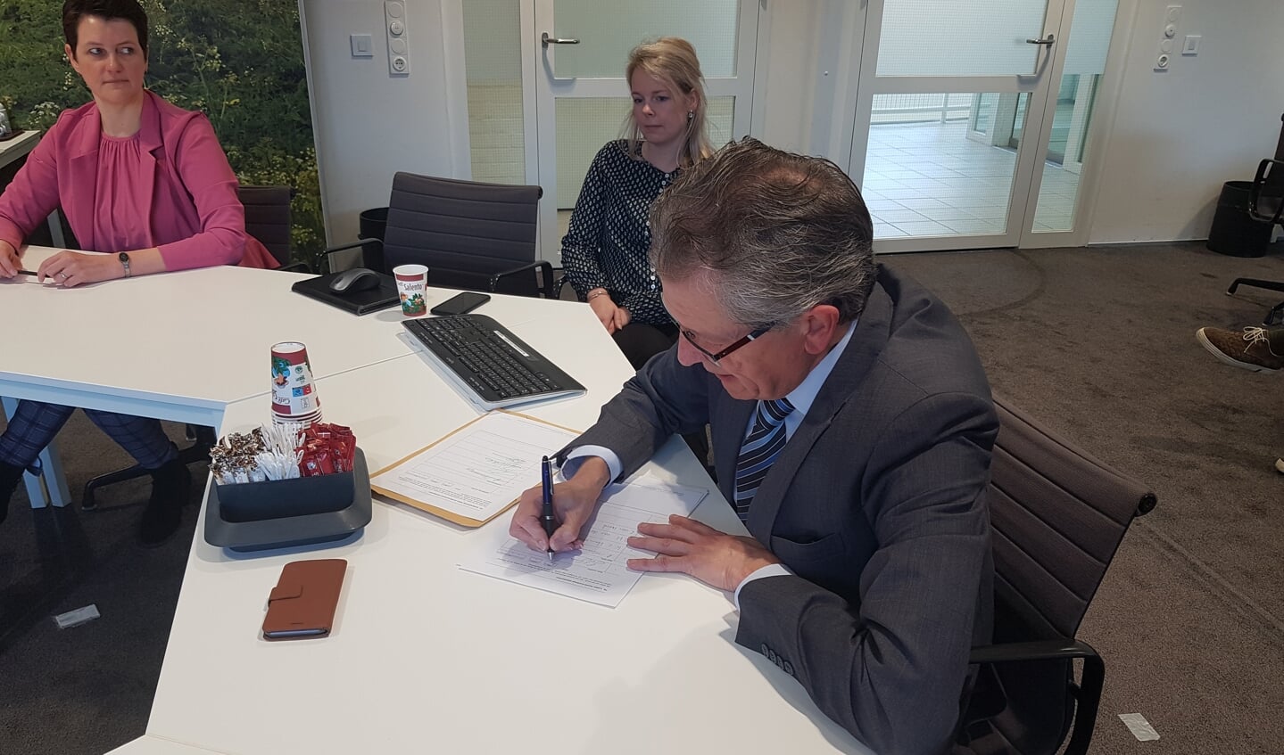 Burgemeester Gerrit Jan Gorter ondertekent het proces-verbaal
