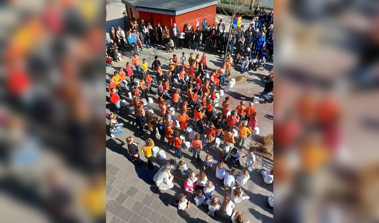 Kinderen met een oranje shirt zongen een lied over Zuid-Amerika