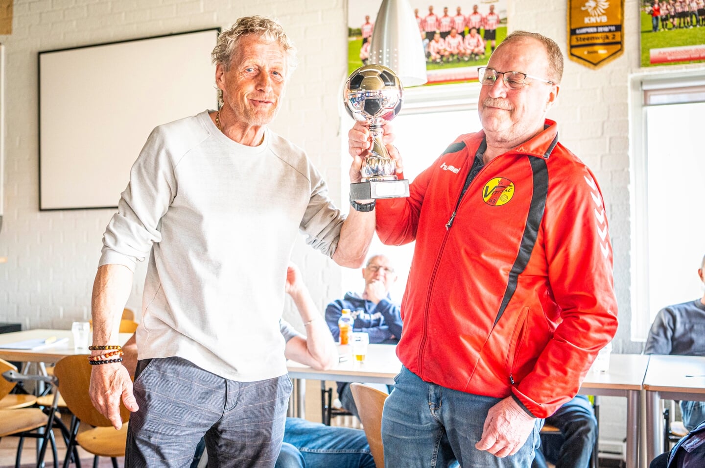Kees Kist (links) reikte afgelopen seizoen de beker uit aan Vitesse '63
