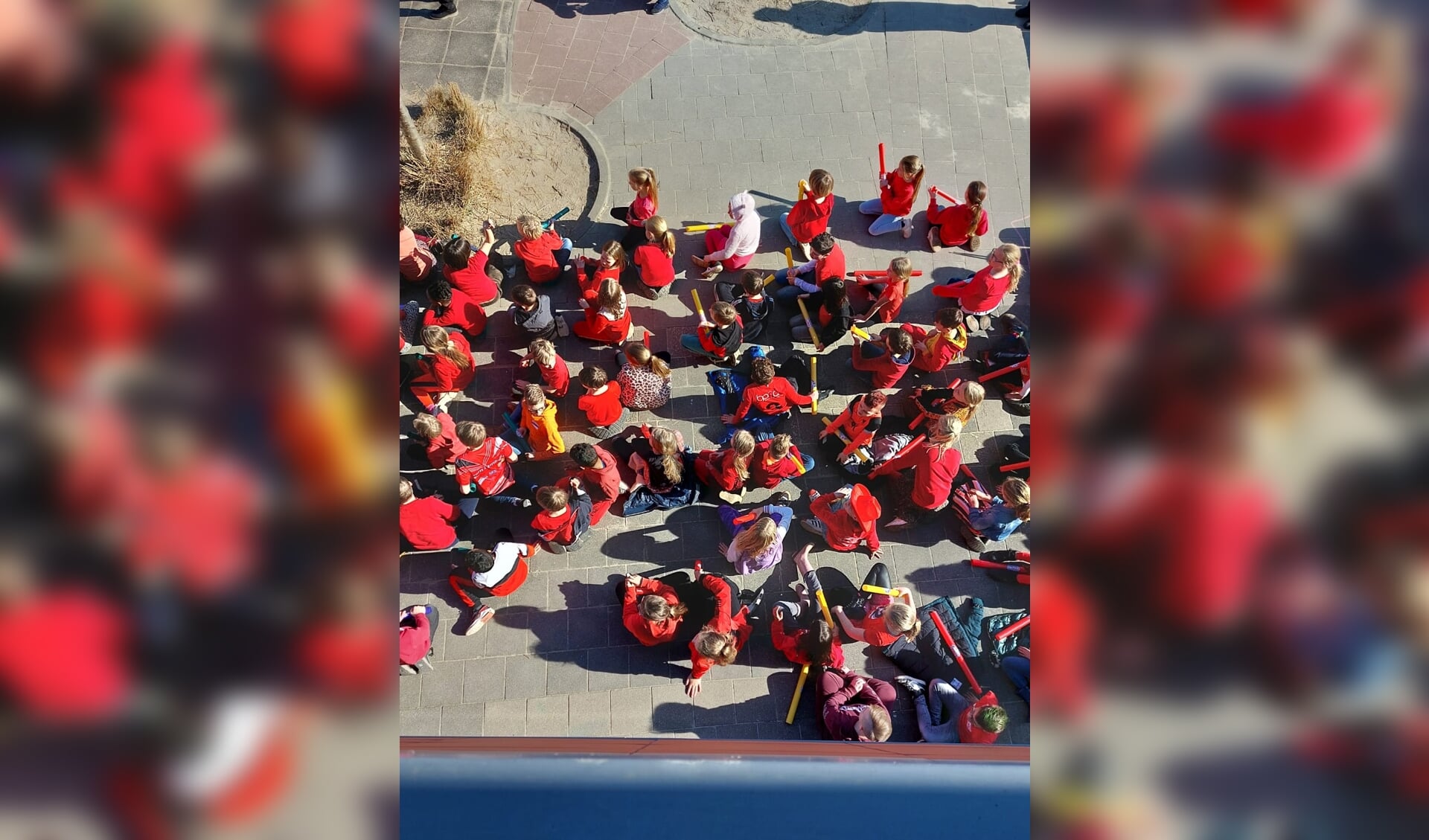 Kinderen met een rood shirt zongen een lied over Azië