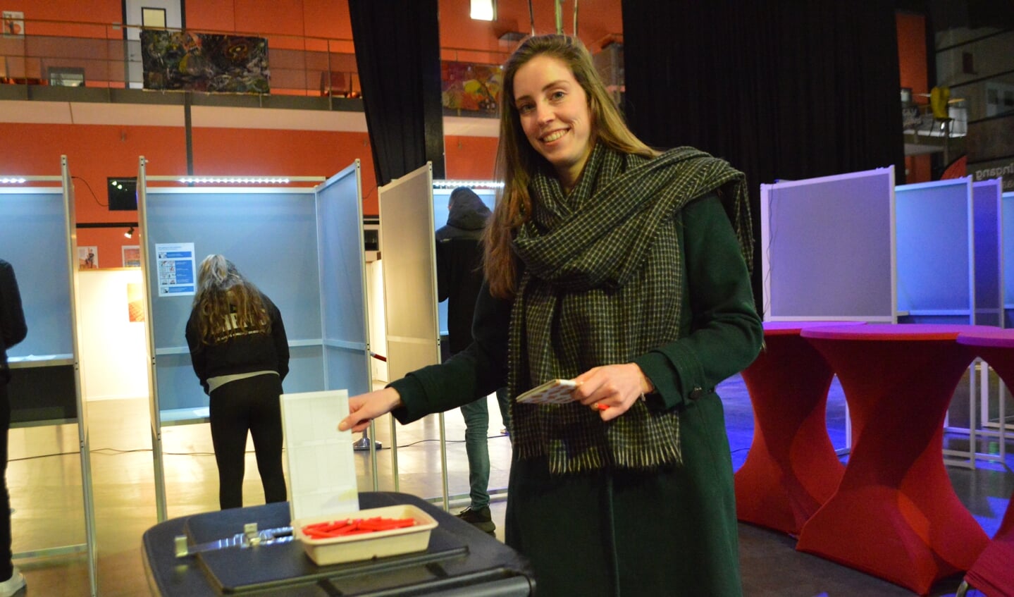 Een vrouwelijke kiezer in De Meerpaal.