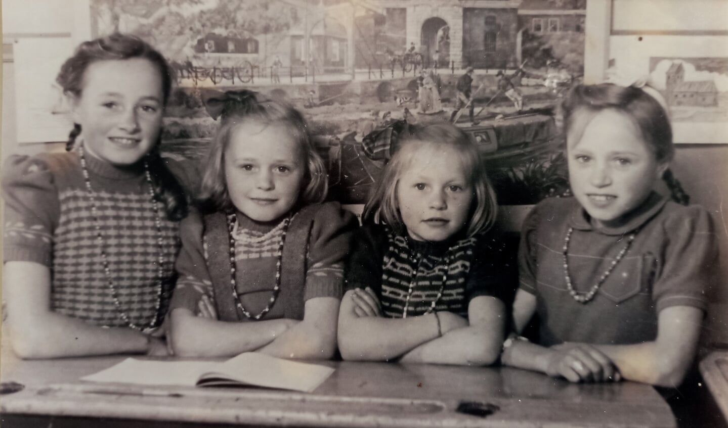 De zusjes Riezebos op school: vlnr Grietje, Jenny, Tini, Willy.