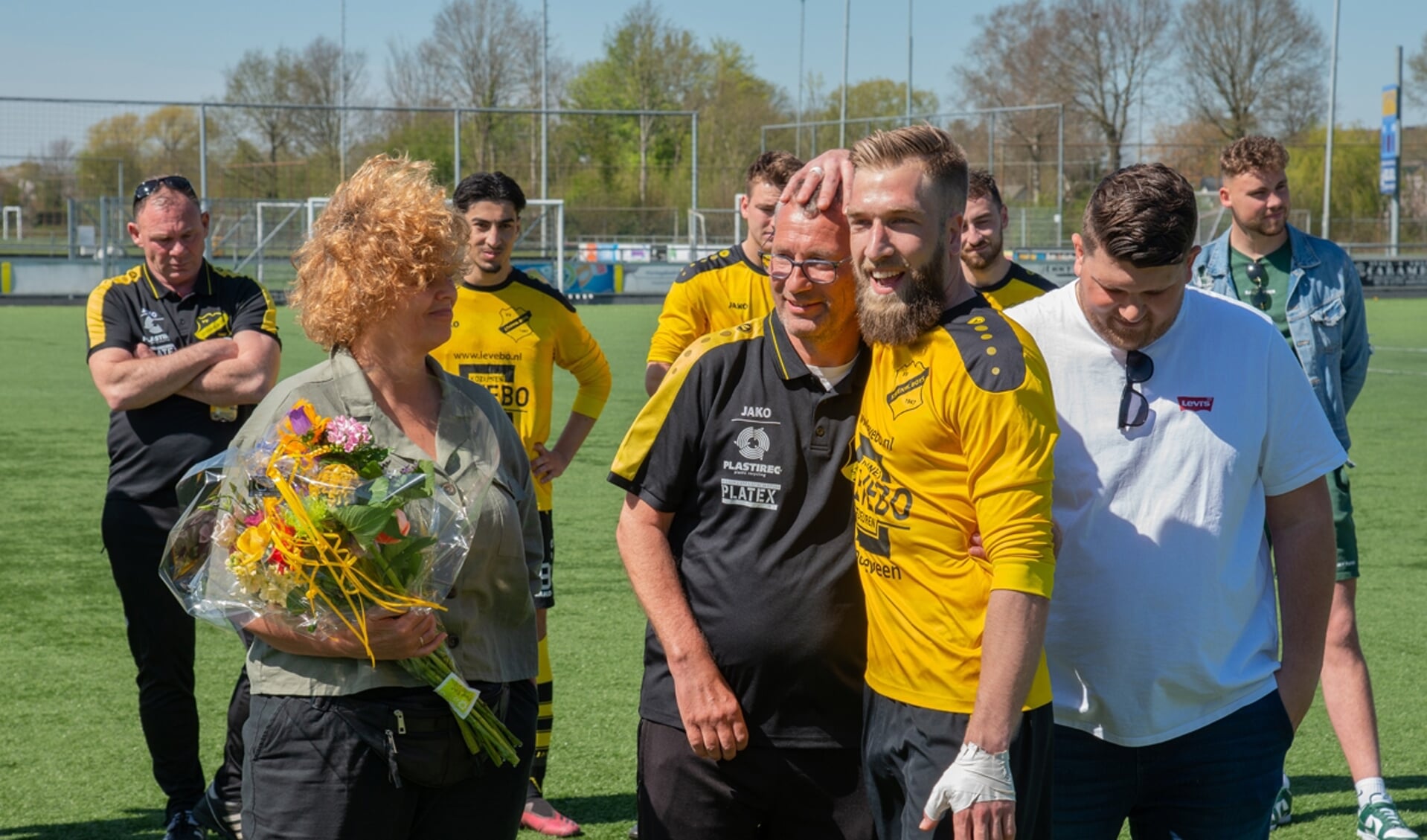 Mede-trainer en speler Jarno Muis knuffelt Jan Boxum