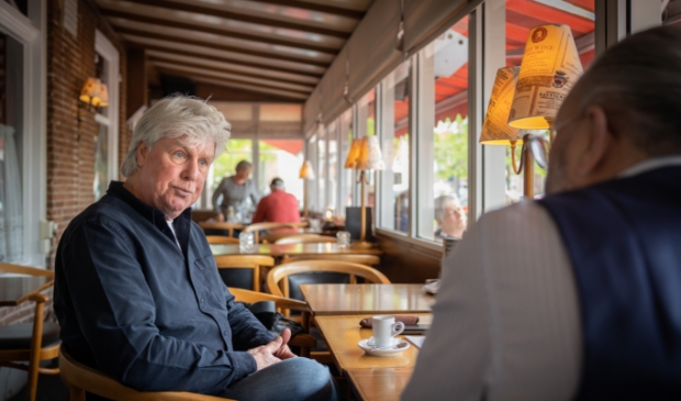 <p>John Kuyer op de praatstoel bij café Stroomberg. “Heerlijke plek om samen met vrienden te zijn waarbij er aan de stamtafel soms leuke verhalen worden verteld die ik in onze musivue kan gebruiken”</p>