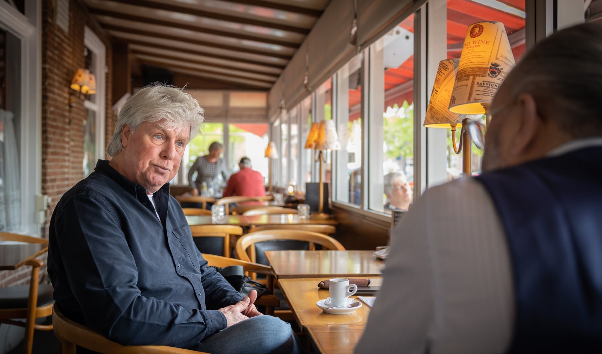 John Kuyer op de praatstoel bij café Stroomberg. “Heerlijke plek om samen met vrienden te zijn waarbij er aan de stamtafel soms leuke verhalen worden verteld die ik in onze musivue kan gebruiken”