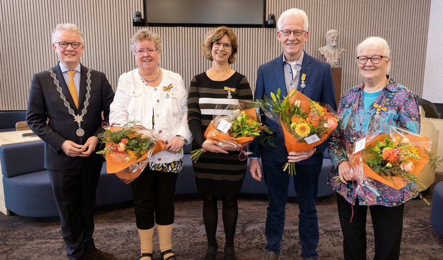 Van links naar rechts: burgemeester Jean Paul Gebben, Riet van der Wee, Ton Schoot Uiterkamp, Corrie Strous-Welters.