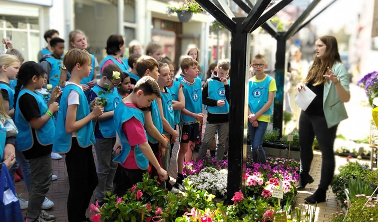 Schoolkinderen krijgen een les over de Stolpersteine in de Gasthuisstraat