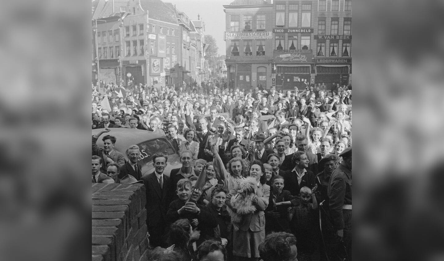 Prins Bernhard bezoekt Zwolle na de bevrijding.