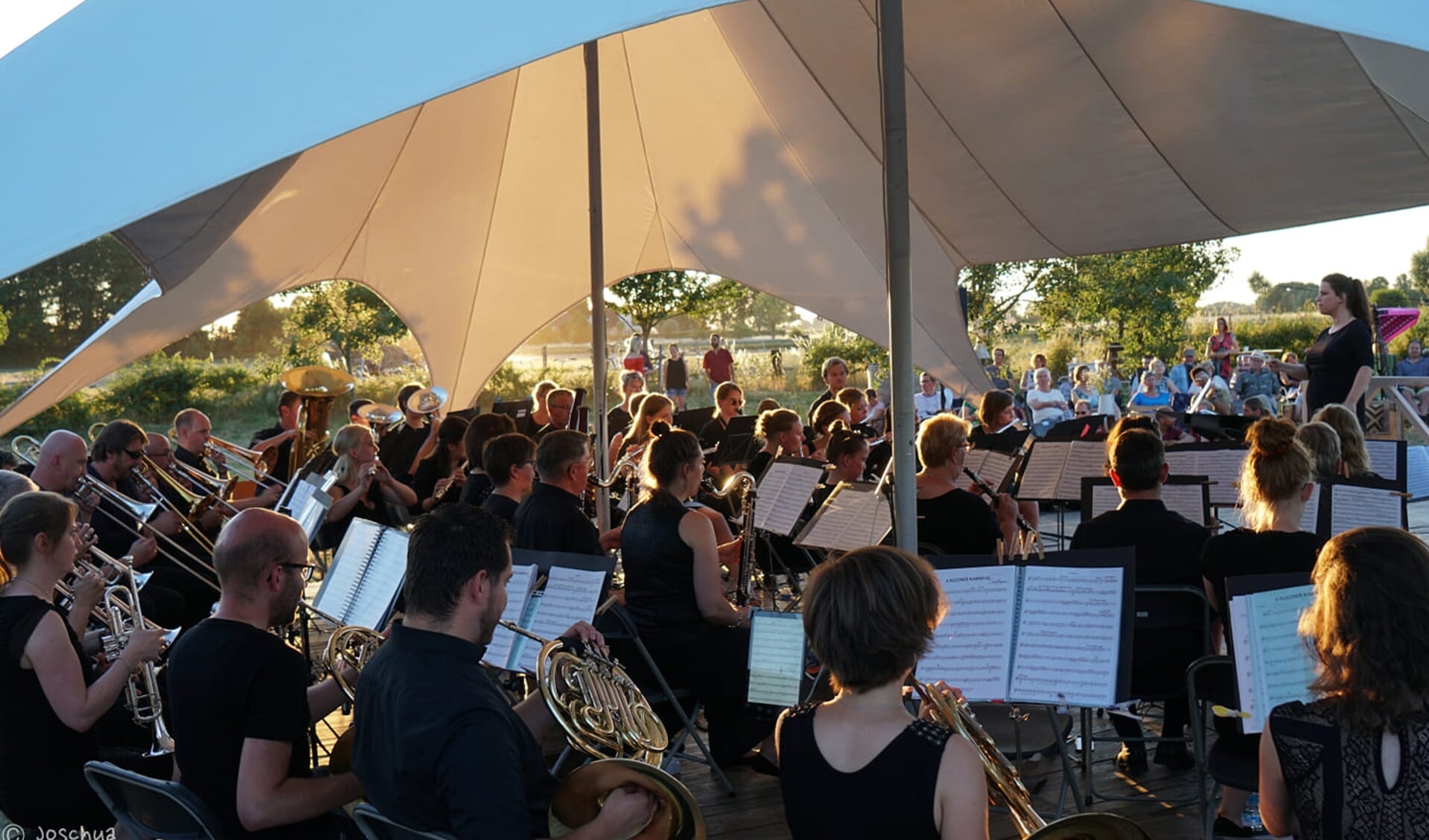 Harmonieorkest de Bazuin tijdens een buitenoptreden in 2019