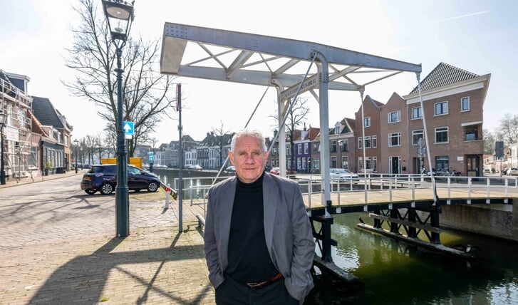 Jan Liefting bij één van de historische bruggen waar hij in Kampen zo van geniet. 'Karakteristiek voor historisch Kampen.'