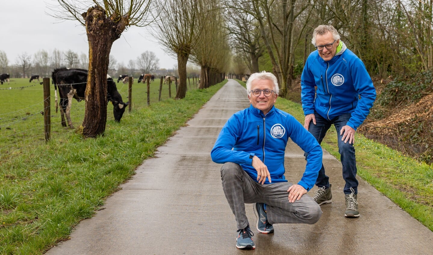 Frits de Vries (links) en Peter Jansen staan in de startblokken voor de 10 mijl van Zwolle Zuid.