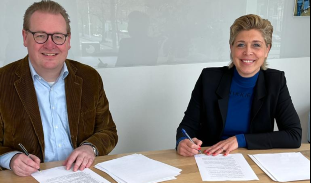 <p>Jolanda Comino, directeur van Van Wijnen, en Sjoerd Quint, directeur bestuurder van Openbaar Belang.</p> 