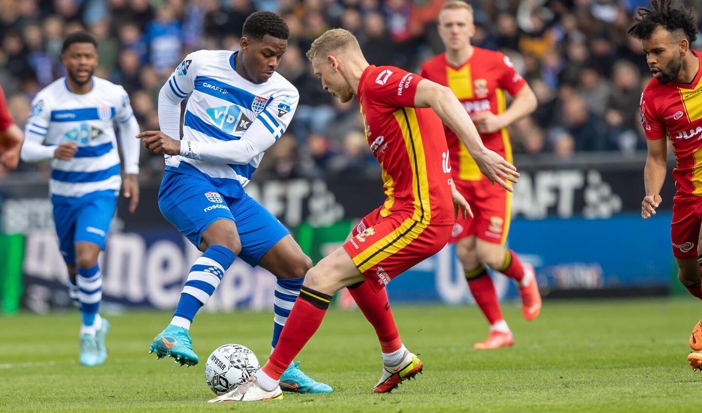 Daishawn Redan aan de bal voor PEC Zwolle in de derby tegen Go Ahead Eagles.