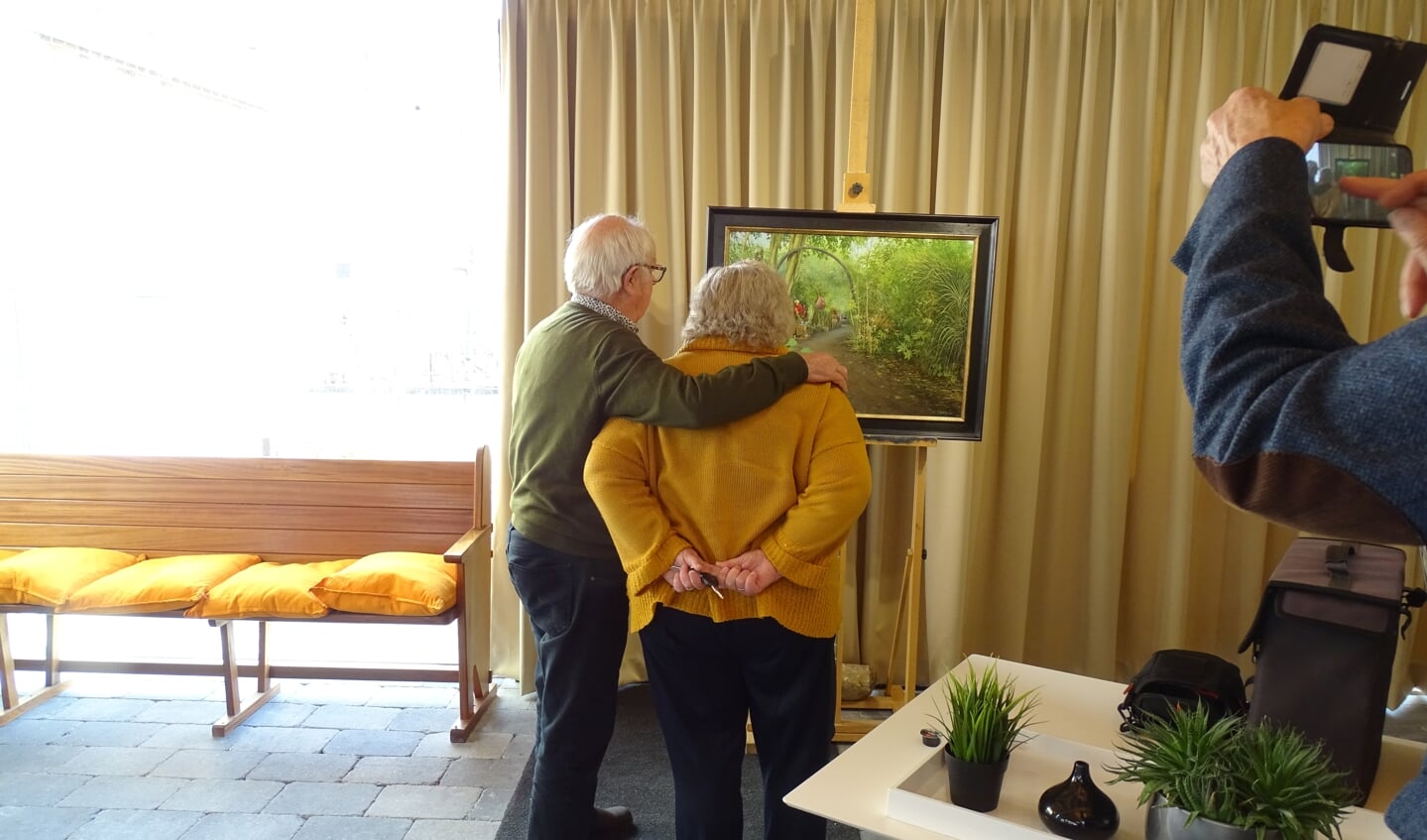 Albert Greveling genoten en vrouw Anneke genieten van het schilderij