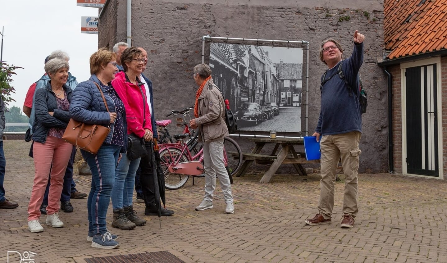 Stadsgids Harry van Dijk geeft tekst en uitleg tijdens de stadswandeling door Brunnepe 