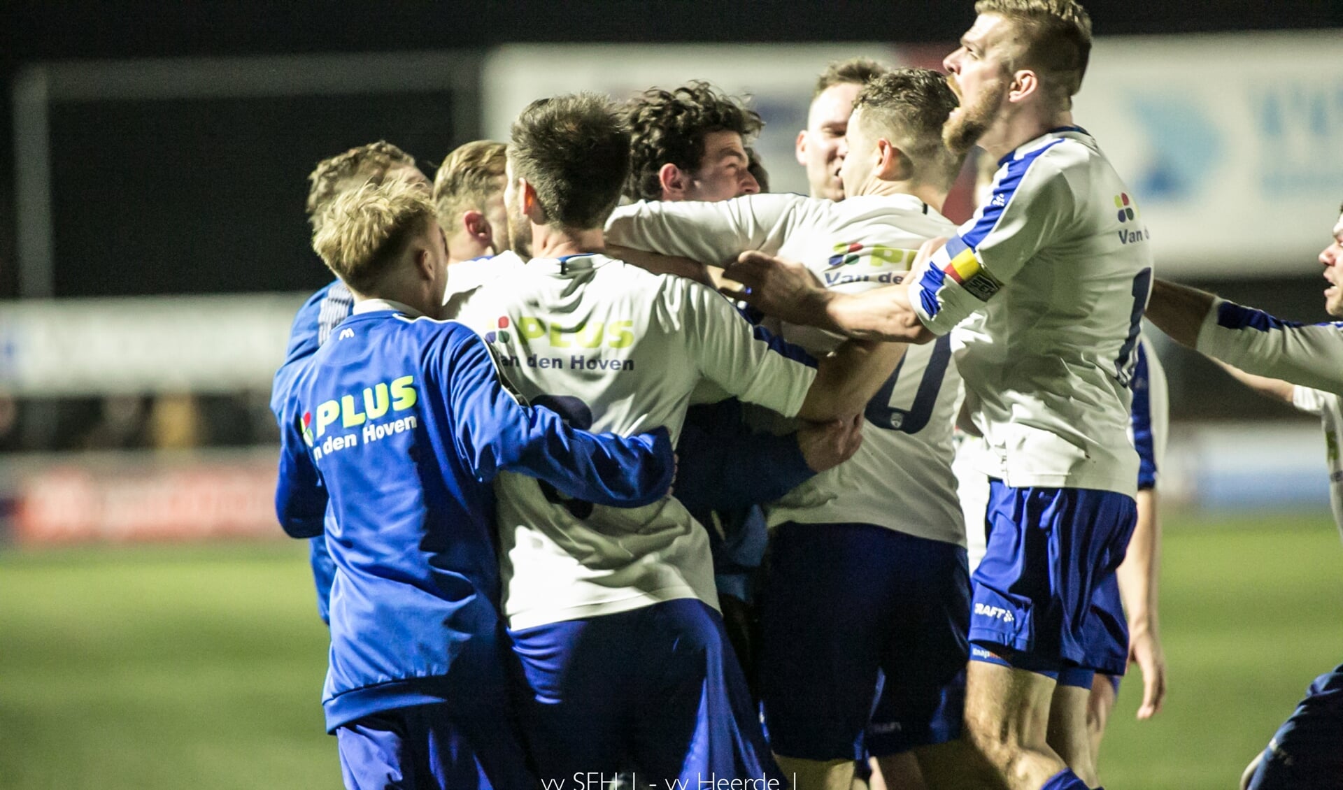 Na het laatste fluitsignaal en de 1-3 eindstand was de vreugde bij de blauw-witten logischerwijs groot. Deze foto is niet van deze wedstrijd.