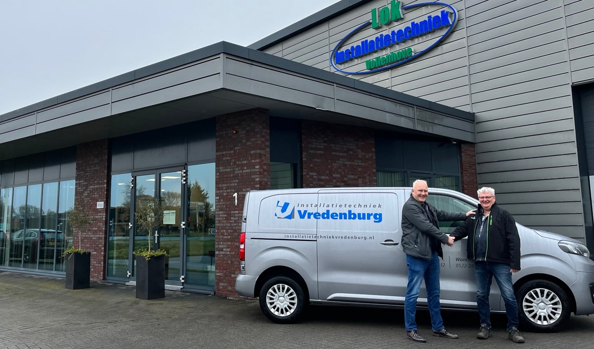 Jos Lok en Peter Vredenburg schudden elkaar de hand.