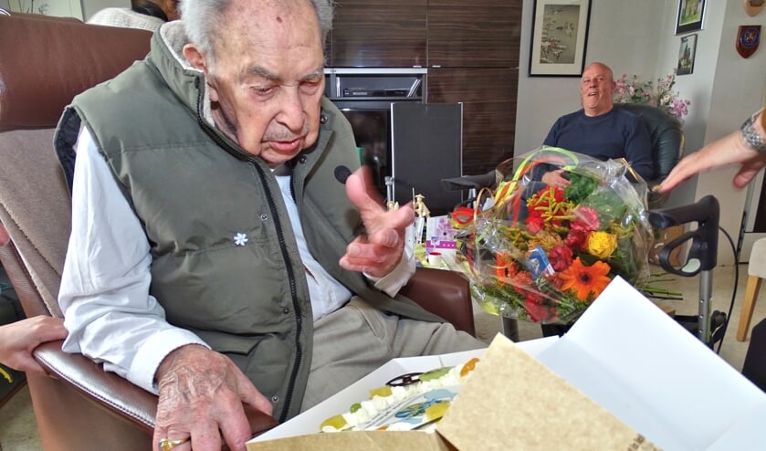 Verrassing: een speciaal voor de 101-jarige gebakken taart. 