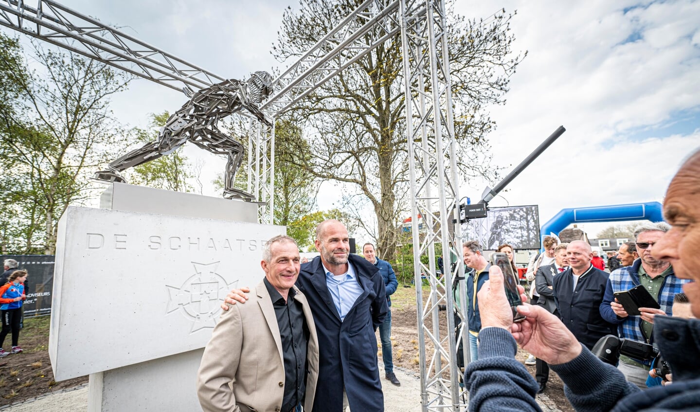 Samen met Erben Wennemars poseren voor 'De Schaatser'
