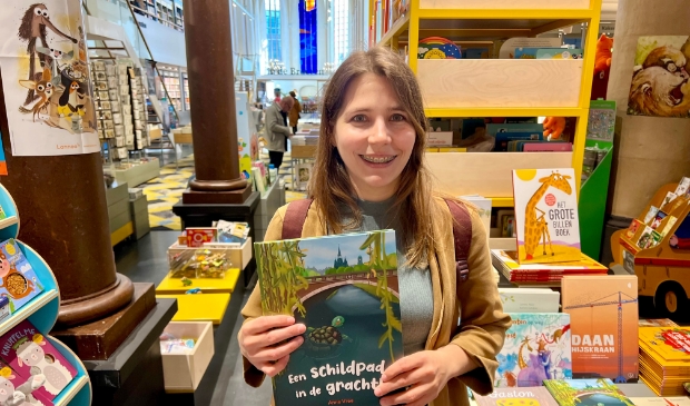 <p>Anne Vree met haar boek in Waanders in de Broeren.</p>