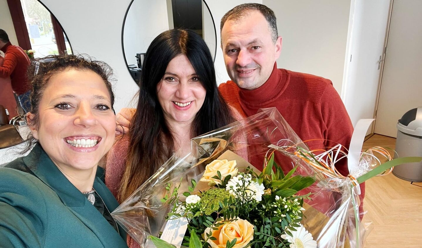 Naual Liberg van NS bracht afgelopen week een bloemetje om de opening van de kapperszaak te vieren.