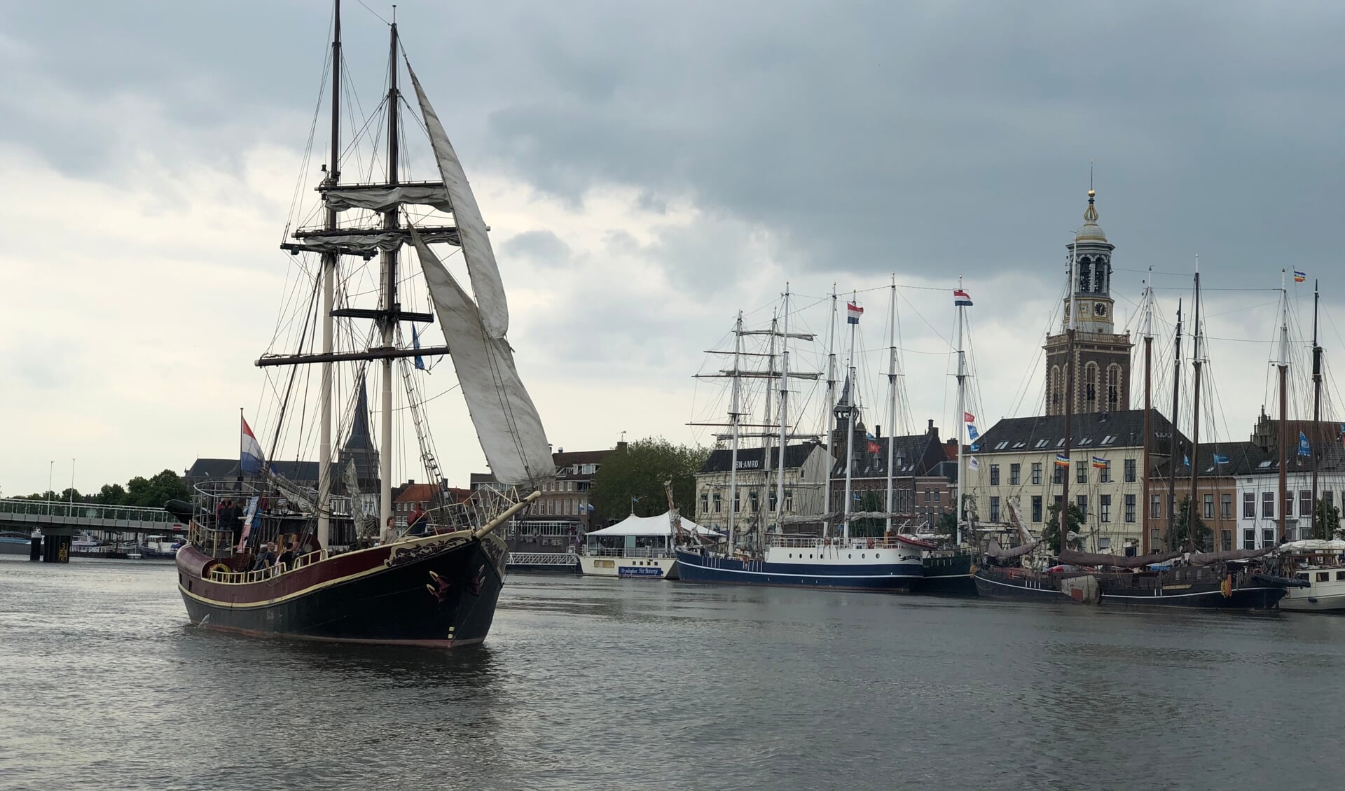 Zeilschip Jannes van Campen voor het stadsfront