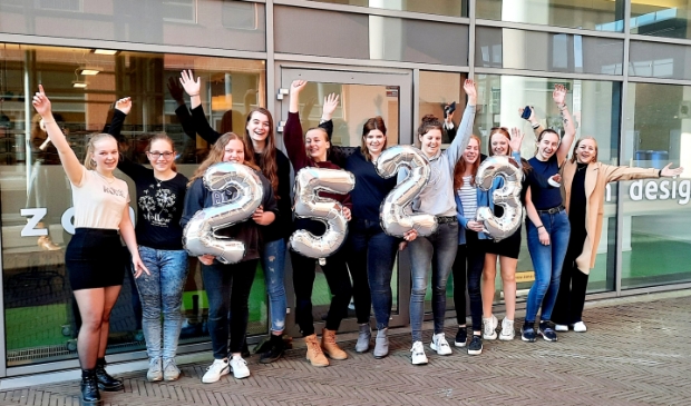 <p>De studenten zijn trots op het opgehaalde bedrag.</p>