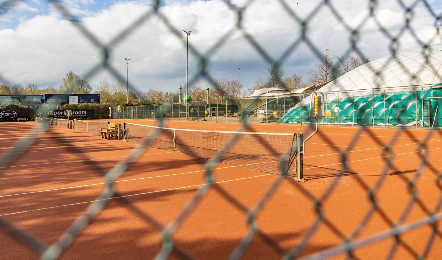 Een leeg tennispark tijdens de open dag van ZLTB, toen de blaashal (van het winterseizoen) nog stond. 