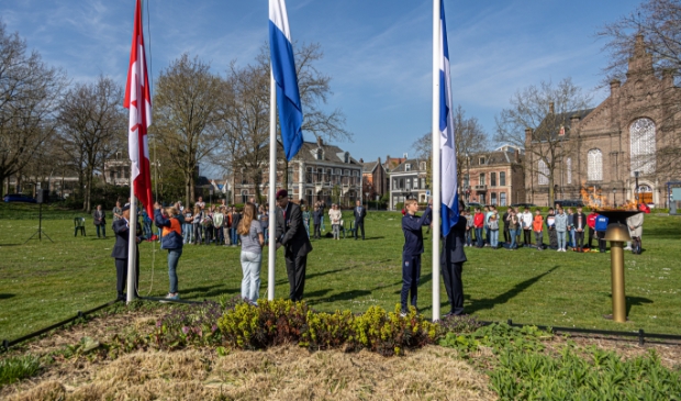 <p>De herdenking bij het monument aan het Ter Pelkwijkpark.</p> 