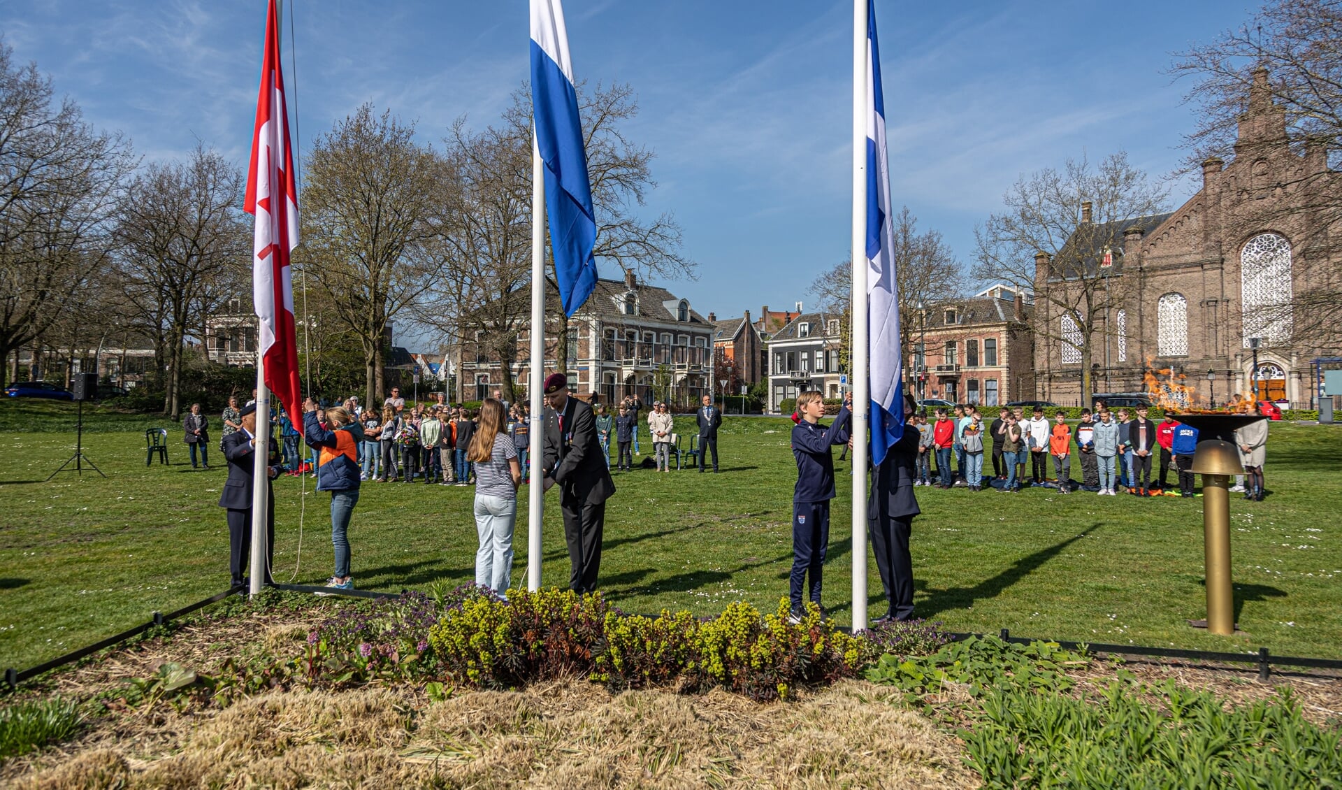 De herdenking bij het monument aan het Ter Pelkwijkpark.