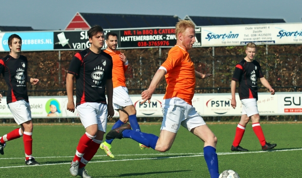 <p class="Fotoonderschrift06" pstyle="06 Foto-onderschrift">Jon Lieben haalt namens CSV'28 uit in de wedstrijd tegen Wythmen (3-1 winst)..</p>