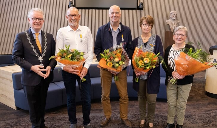 Van links naar rechts: burgemeester Jean Paul Gebben, Jennie Brandsma, Herman Rodenburg, Ankie van Gennep-Grijzenhout, Trees Beenders-Neve.