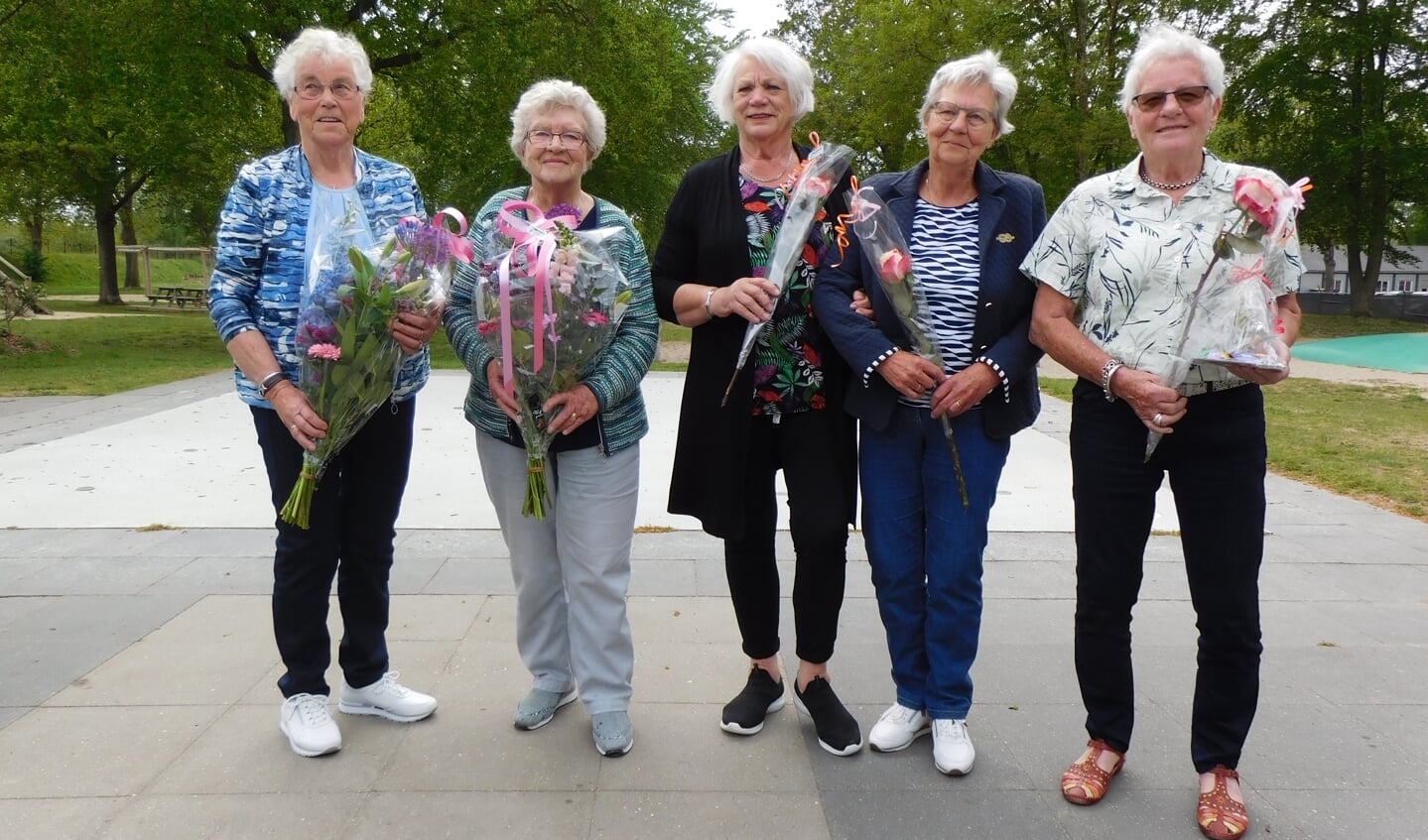 Vlnr: Pietje Wicherson, Annie Bisschop, Grietje van Veen, Lammie Timmerman en Els Schut