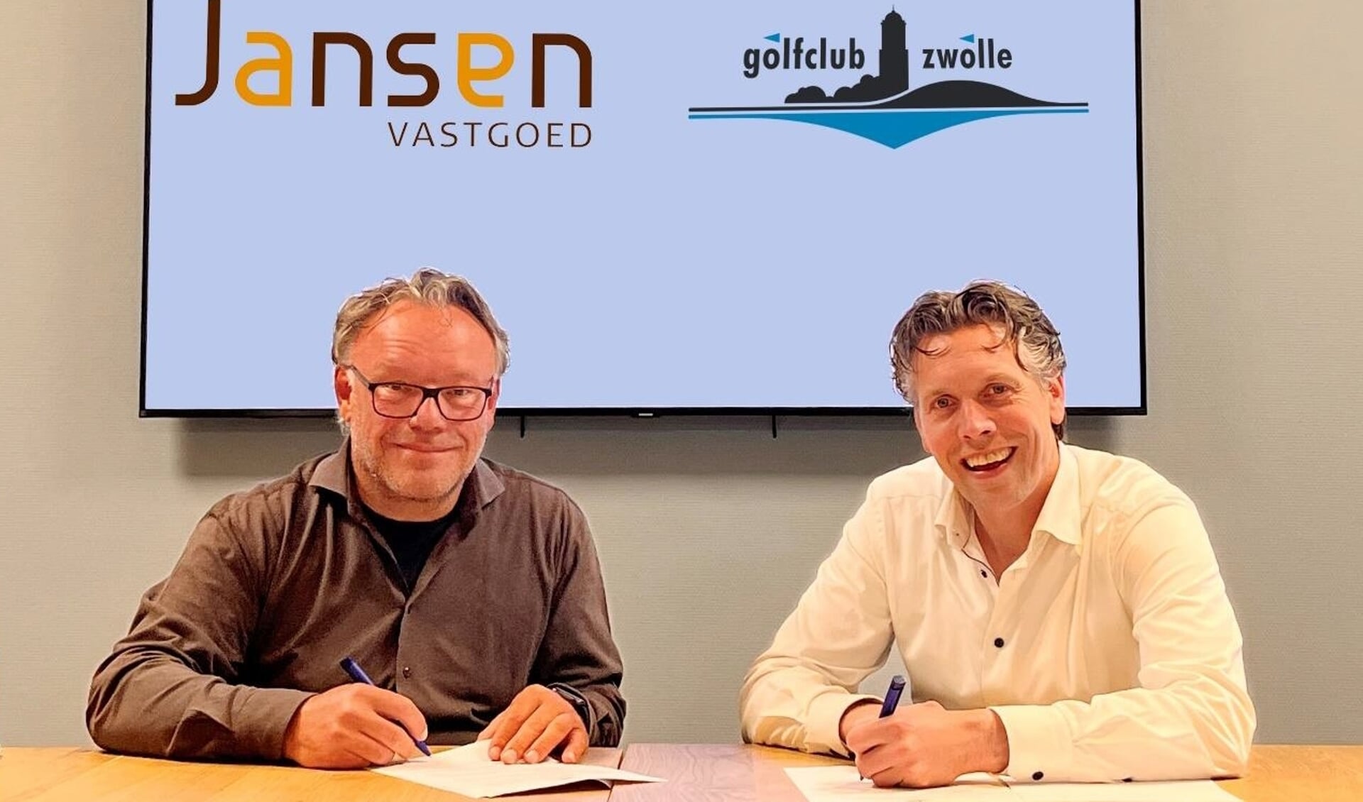 Gerrit Jansen (links) en Jelle Paauw tekenen de partner overeenkomst.