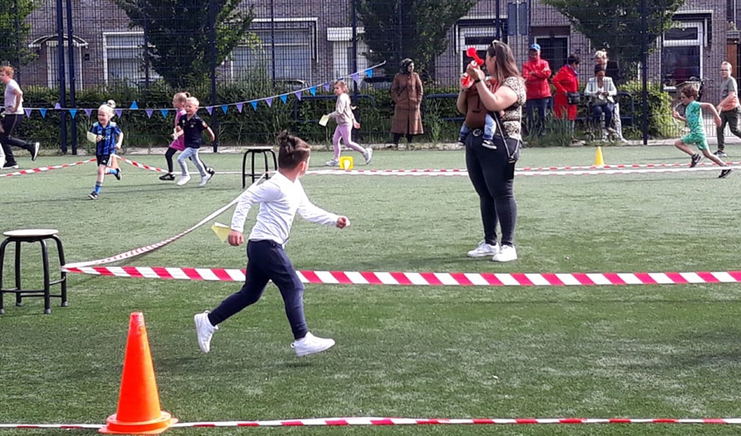 Linda Jonker leidt de sponsorloop terwijl opa (met blauw petje) toekijkt.