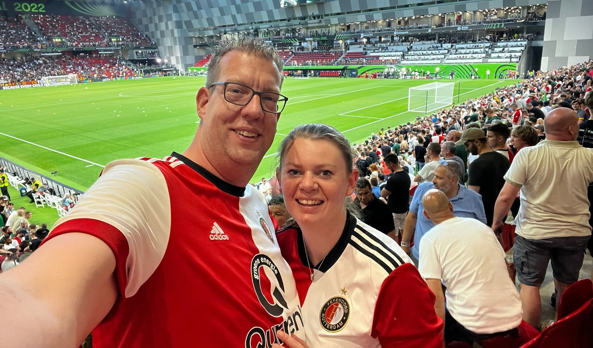 Jan Seinen met zijn vriendin in het stadion.