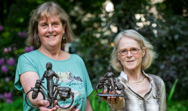 <p>Dianne Hamer (links) en Janneke Goldberg van Inner Wheel Epe tonen de geschonken beeldjes van kunstenares Greet Grottendieck</p>
