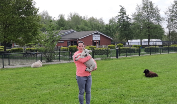 Gina Fijma verzorgt de dieren op de MMM Zorgboerderij waaronder de lammetjes.  